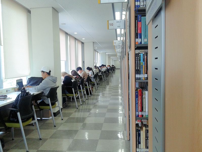 Suasana Salah Satu Sudut Perpustakaan Pusan National University